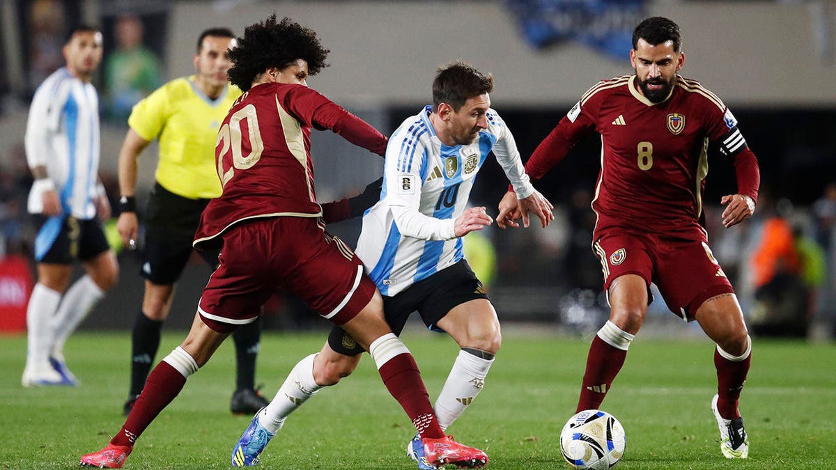 Lionel Messi regatea el balón