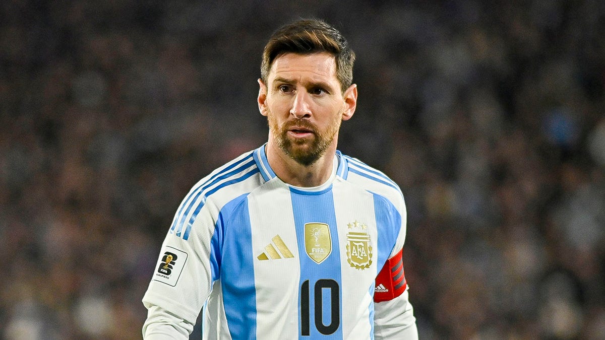 Lionel Messi mira el campo de fútbol