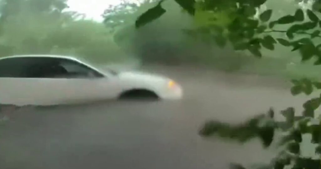 Los oficiales rescatan a un bebé de un automóvil inundado en Texas mientras las tormentas interrumpen los viajes de vacaciones