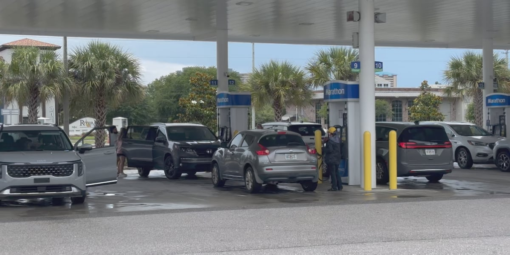 Los viajeros del Día de los Caídos están haciendo planes de viaje de verano a pesar del aumento de los precios de la gasolina