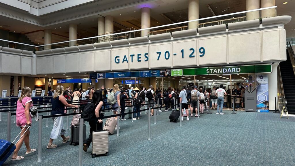Los viajes de vacaciones llegan a su fin cuando millones regresan a casa el lunes